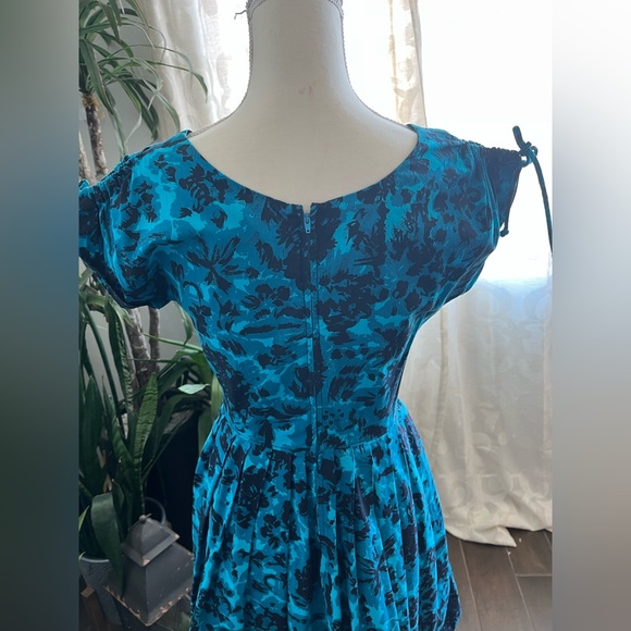 Vintage 1960s handmade black and blue pleated A line dress w/ adjustable sleeves - Picture 12 of 15